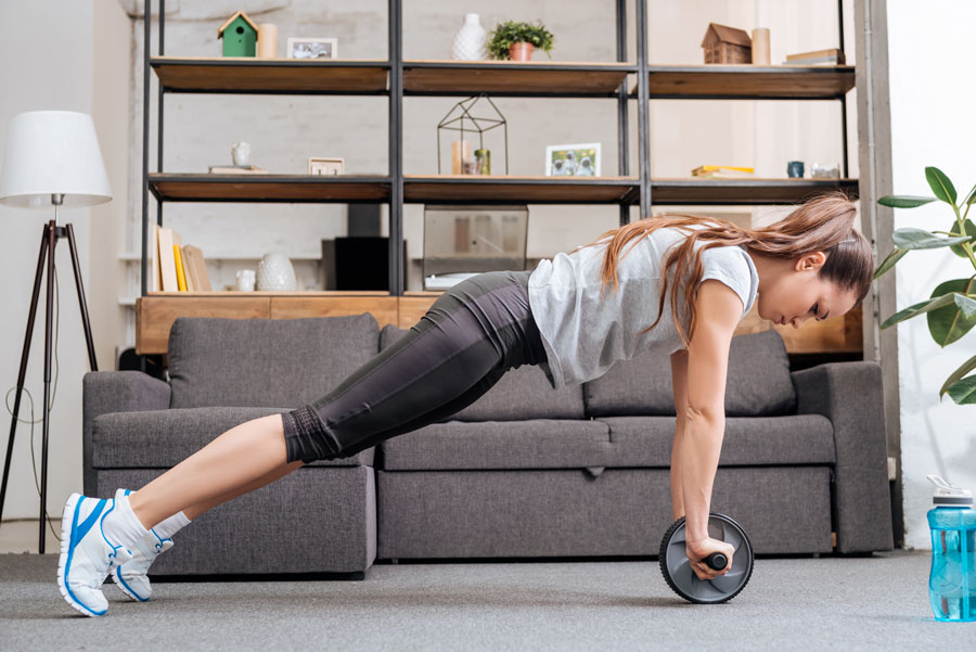 È possibile allenare gli addominali  in casa? Vediamo quali attrezzature avere